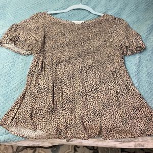 Cheetah print short sleeve slowly top, winches waist